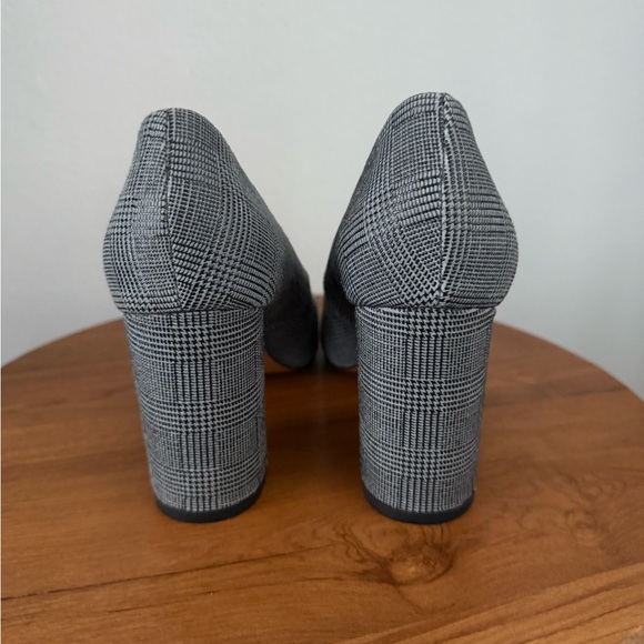 Banana Republic Gray Heels Comfortable MAKE AN OFFER! - Picture 4 of 4